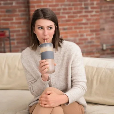 Vaso Tumbler FREEZE™ en gris con tapa y pajita