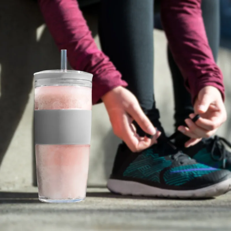 Vaso Tumbler FREEZE™ en gris con tapa y pajita